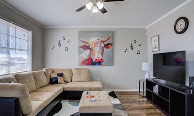 Lubbock House | La Palma Lodge:Near Texas Tech and Top Restaurants