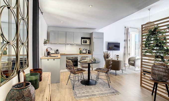 Saint-Tropez City Centre Apartment | LA PAPILLON ST TROPEZ LUXURY STUDIO IN THE HEART OF THE VILLAGE