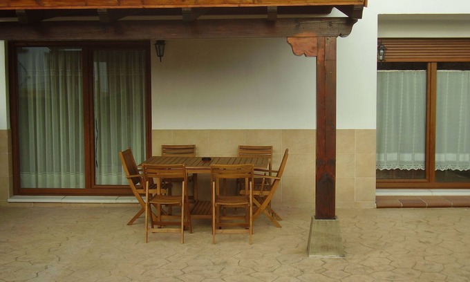 Viveda House | La pergola House with garden Barbecue and Porch