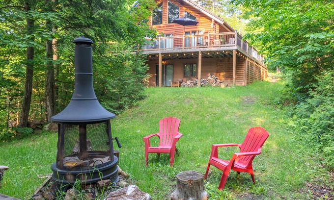 Wentworth-Nord Ski Chalet | La perle rosée boréale: rustic cottage on the water
