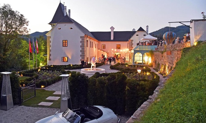 Muehldorf Villa | La Petite Ivy