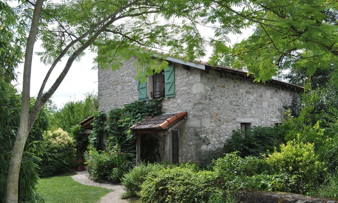 Montpezat-de-Quercy Cottage | La Petite Maison is located in beautiful restful surroundings with swimming pool