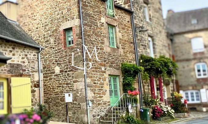 Lanvallay House | La Petite Madeleine, Charming Gîte, Dinan Port.