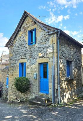 Mondalazac House | La petite maison bleue