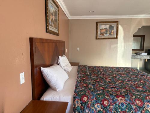 College East Hotel | La PETITE ROUGE MOTEL