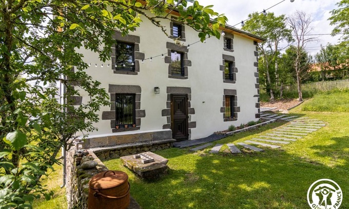 Loubeyrat House | La Pierre de Loubeyrat