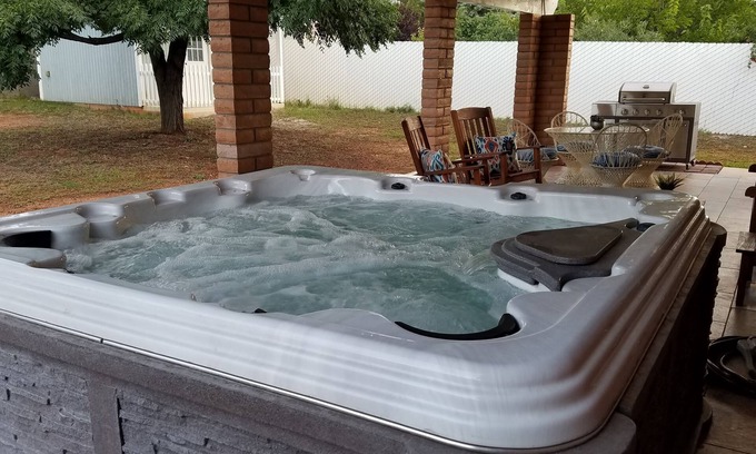 Sierra Vista House | La Puerta Azul 3-bedroom home Hot Tub too! 10 minutes to Ft Huachuca
