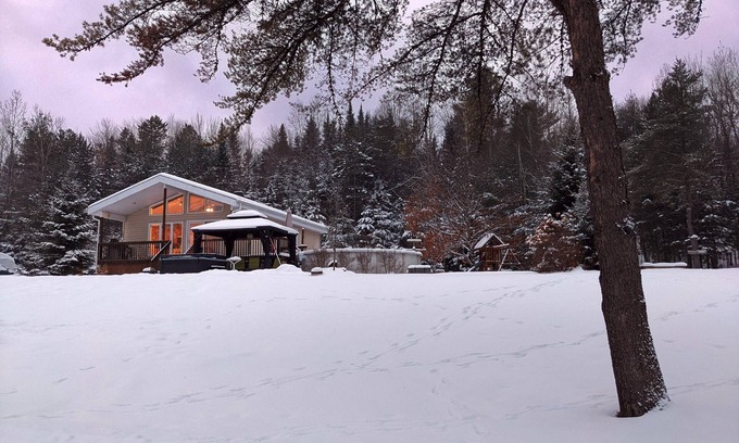 Asbestos Ski Chalet | La Quiétude des Trois-Lacs | Spa and Heated Pool in front of the Lake