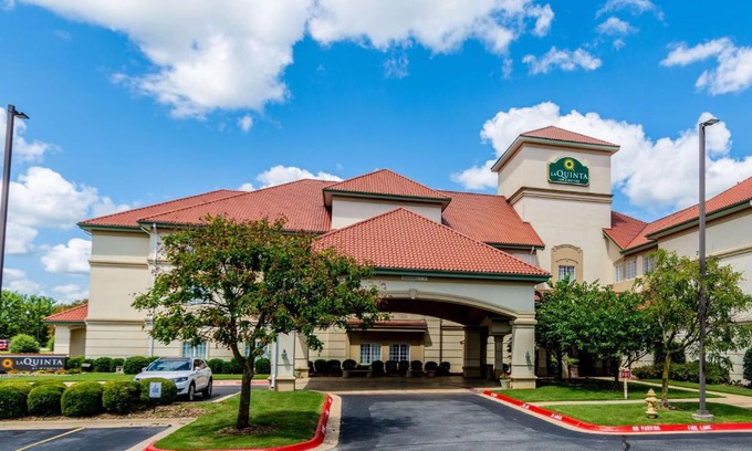 Bentonville Hotel | La Quinta by Wyndham Bentonville