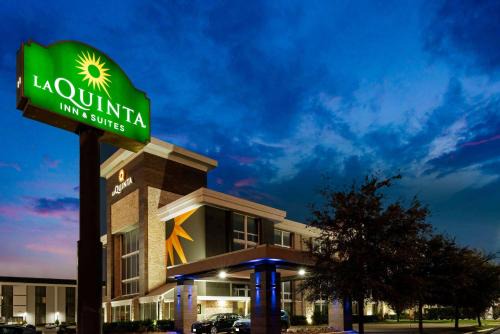 Northwest Dallas Hotel | La Quinta by Wyndham Dallas I-35 Walnut Hill Ln