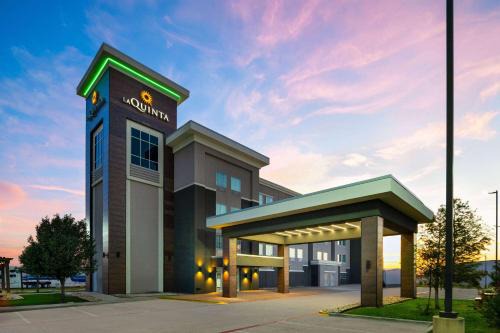 Denton Hotel | La Quinta by Wyndham Denton - University Drive