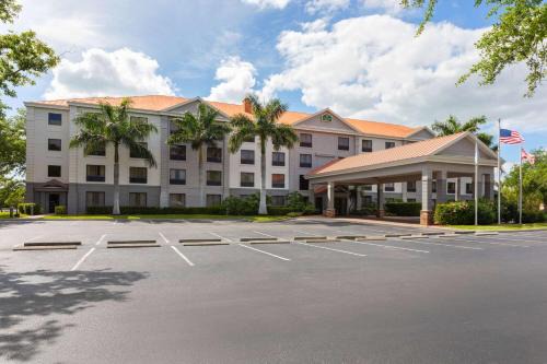 Bonita Shores Hotel | La Quinta by Wyndham Bonita Springs Naples North