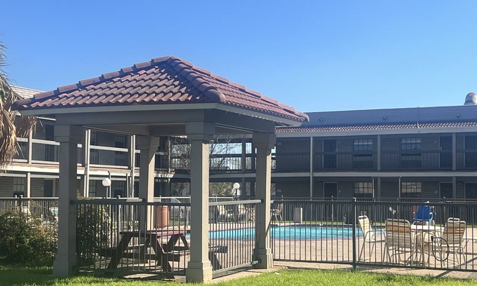 Northwest Los Angeles Heights Hotel | La Quinta Inn By Wyndham IH-10 West San Antonio TX
