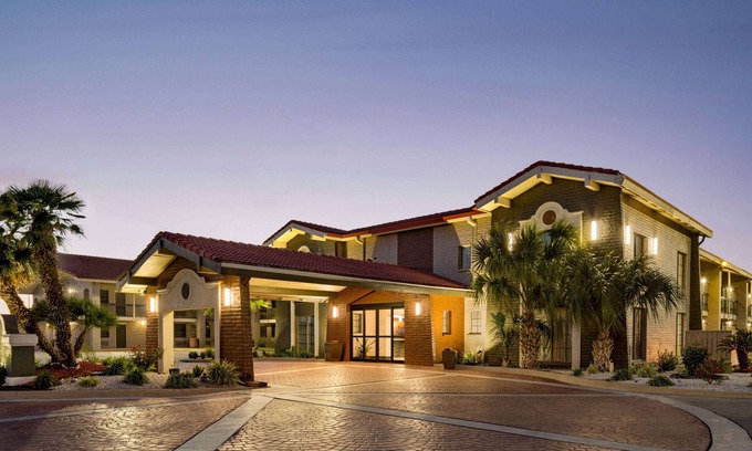 Victoria Hotel | La Quinta Inn by Wyndham Victoria