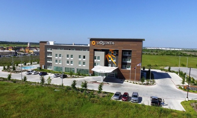 San Marcos Hotel | La Quinta Inn & Suites by Wyndham San Marcos Outlet Mall