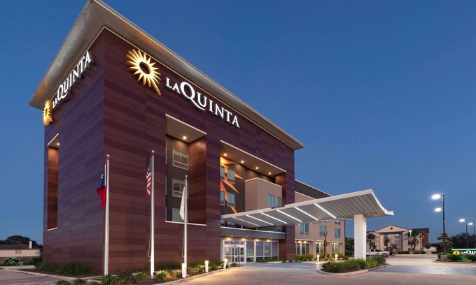 Texas City Hotel | La Quinta Inn & Suites by Wyndham Texas City I 45