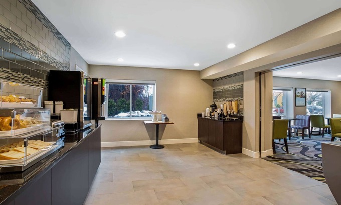Windsor Locks Hotel | La Quinta Inn & Suites by Wyndham Hartford - Bradley Airport