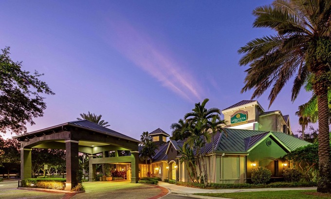 Plantation Hotel | La Quinta Inn & Suites by Wyndham Ft. Lauderdale Plantation