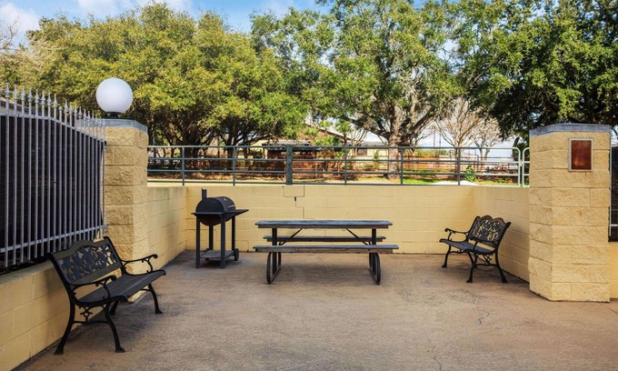 Beeville Hotel | La Quinta Inn & Suites by Wyndham Beeville