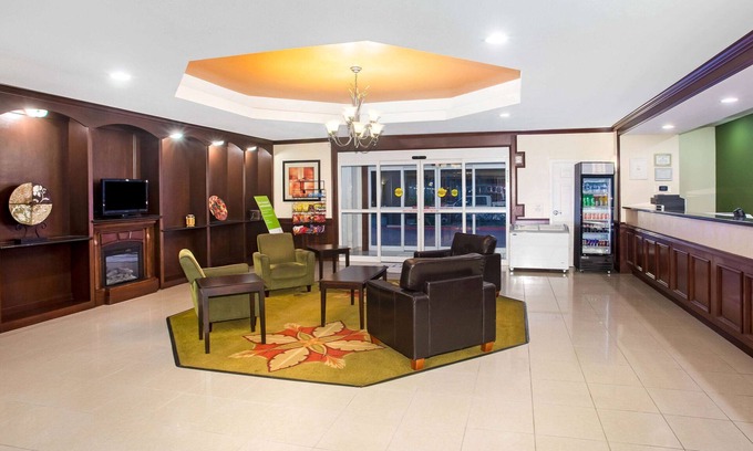 Columbus Hotel | La Quinta Inn & Suites by Wyndham Columbus TX