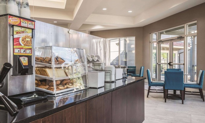 Lake Mary Hotel | La Quinta Inn & Suites by Wyndham Orlando Lake Mary