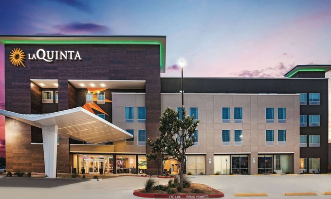McAllen Hotel | La Quinta Inn & Suites by Wyndham McAllen La Plaza Mall