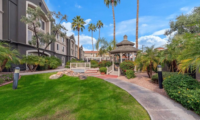 Central Scottsdale Hotel | La Quinta Inn & Suites by Wyndham Phoenix Scottsdale