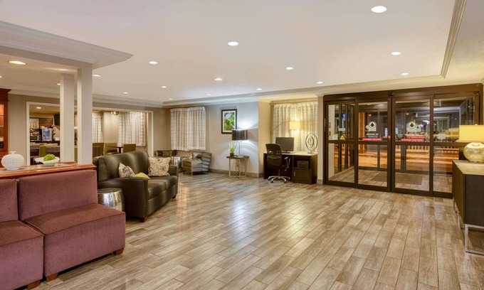 Macedonia Hotel | La Quinta Inn & Suites by Wyndham Cleveland Macedonia