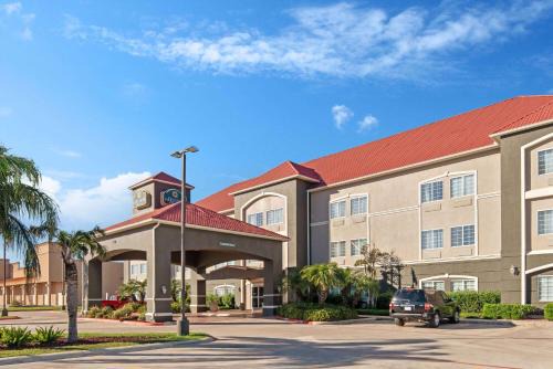 Monte Alto Hotel | La Quinta Inn & Suites by Wyndham Mercedes Outlet Mall