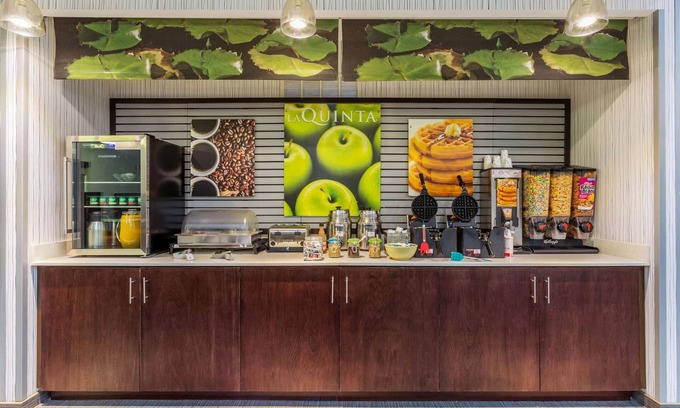 Rockford Hotel | La Quinta Inn & Suites by Wyndham Rockford