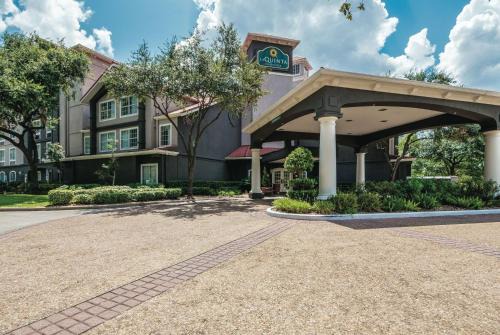 Houston Hotel | La Quinta Inn & Suites by Wyndham Houston Bush IAH South