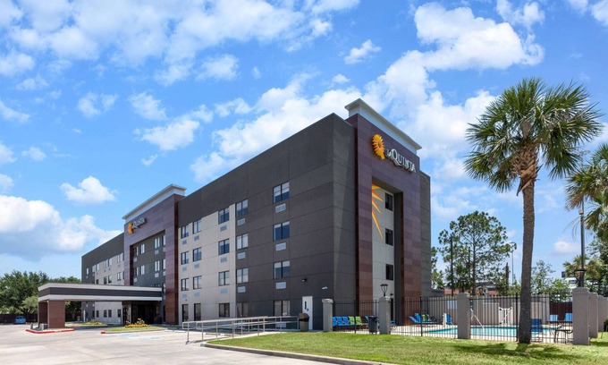 Brookhollow Hotel | La Quinta Inn & Suites by Wyndham Houston NW Brookhollow