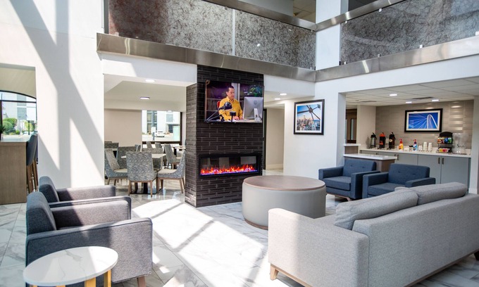 Northwest Dallas Hotel | La Quinta Inn & Suites by Wyndham Dallas I-35 Walnut Hill Ln