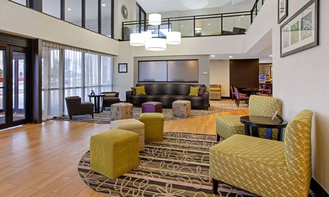 Romulus Hotel | La Quinta Inn & Suites by Wyndham Detroit Metro Airport