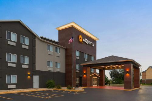 Peru Hotel | La Quinta Inn & Suites by Wyndham Peru Starved Rock St Park