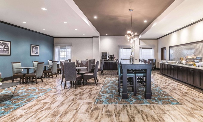 South Arlington Hotel | La Quinta Inn & Suites by Wyndham Dallas Grand Prairie South