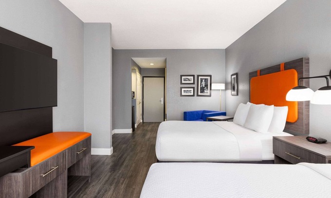 Mount Laurel Hotel | La Quinta Inn & Suites by Wyndham Mt. Laurel - Philadelphia