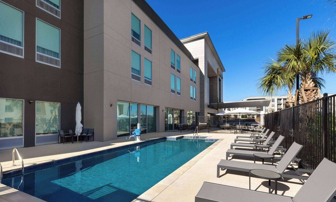 Forest Crest Hotel | La Quinta Inn & Suites By Wyndham San Antonio At The Rim