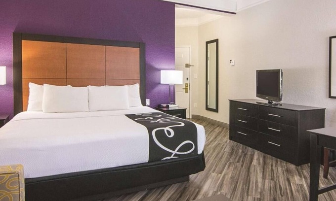 Airport North House | La Quinta Orlando | Executive King | Free Shuttle & Breakfast | Pool| Near MCO