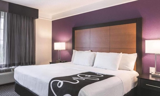 Airport North Hotel | La Quinta Orlando | King Suite | Sofa Bed | Free Breakfast & Shuttle | Pool