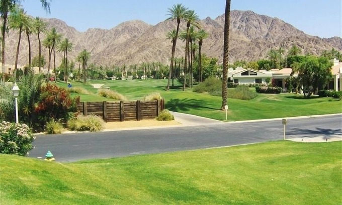 La Quinta House | La Quinta Resort Remodeled on 10th Fairway 3 bedroom 3.5 bath