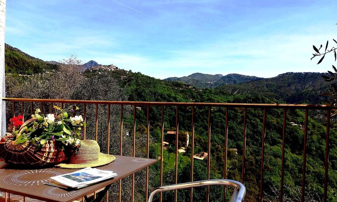 Coaraze Cottage | LA RUCHE ET L OLIVIER Charming cottage between sea and mountain