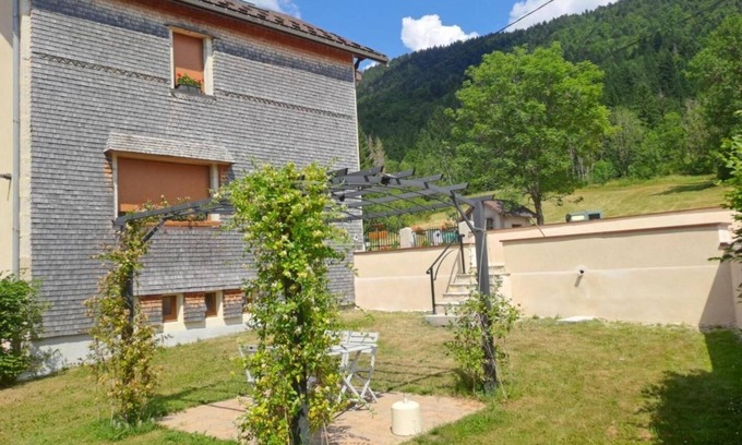Mijoux House | La Salle de Classe - Mijoux