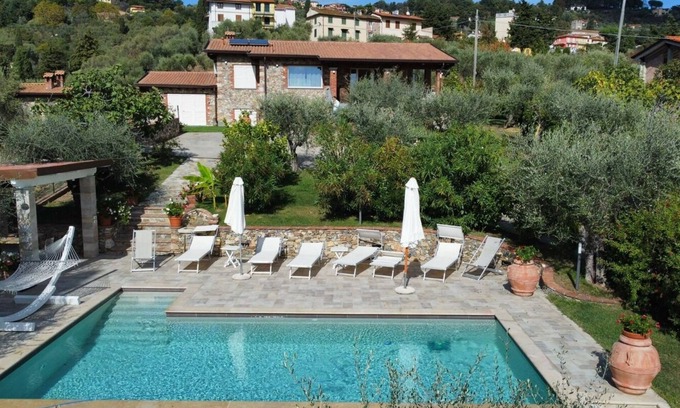Corsanico Villa | La Sassaiola by Nicola Real Estate