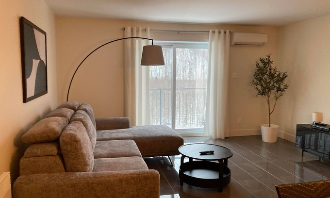 Saint-Romuald Apartment | La Suite | Condo Summ