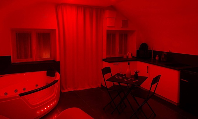 Bouc-Bel-Air House | La suite miroir, La suite miroir, love room with jacuzzi between Aix and Marseille.