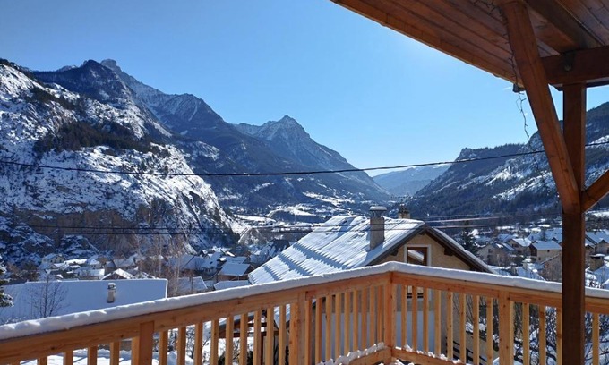 Saint-Martin-de-Queyrieres Ski Chalet | La Terrasse des Ecrins