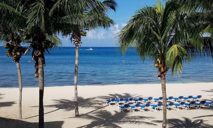 Costa Maya Condo | La Tortuga del Mar 5230 Beachfront 1 BR; breathtaking views of the Caribbean!