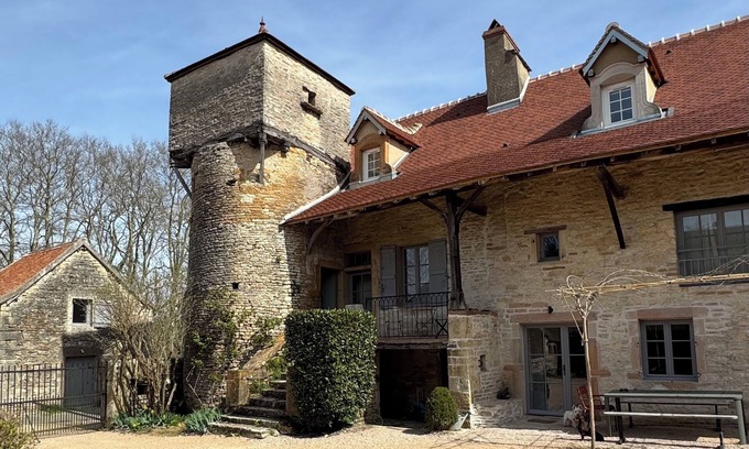Chapaize House | La Tour Chapaize - Maison de charme de 300m2 avec piscine.