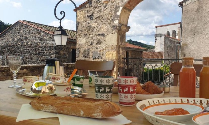 Saint-Saturnin Bed & Breakfast | La Tour Noble